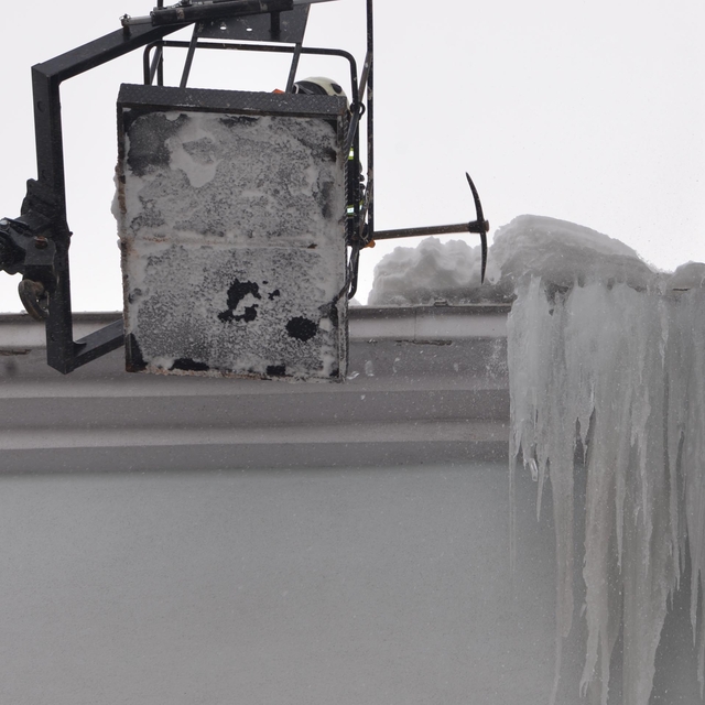 Erzurum'da dev buz sarkıtları itfaiye ekibi tarafından kırıldı