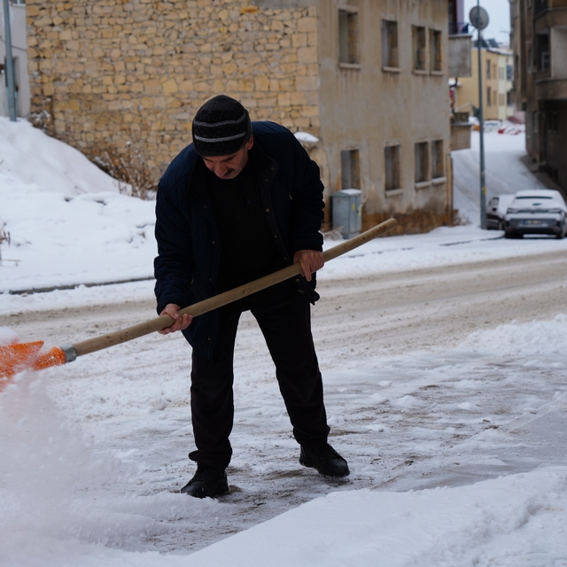 Bayburt'ta kar yağışı aralıklarla devam ediyor