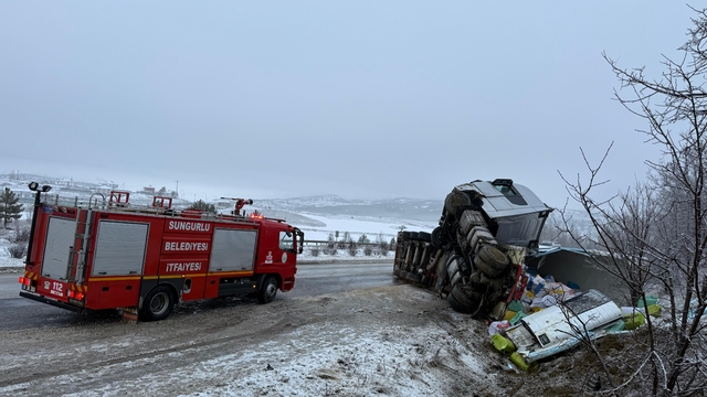 Çorum'da devrilen tırın sürücüsü yaralandı
