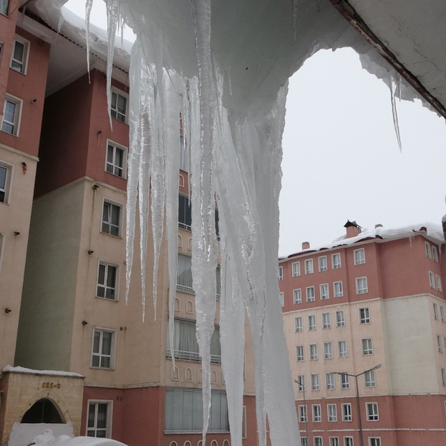 Bitlis'te çatılardaki buz sarkıtlarının boyu 5 metreyi aştı