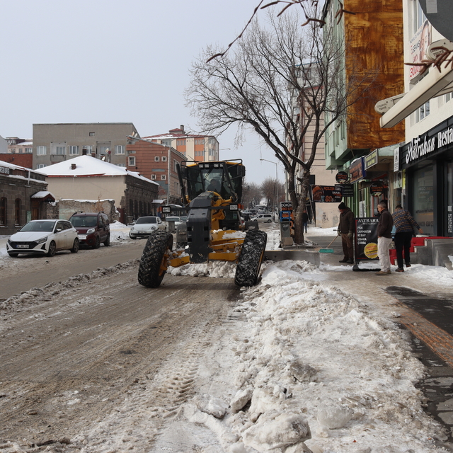 Kars'ta caddelerde biriken karlar kamyonlarla şehir dışına taşınıyor