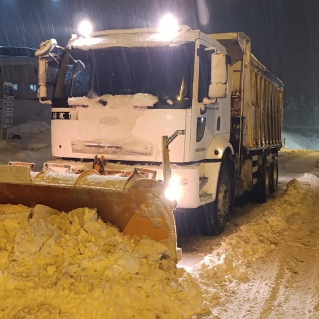 Kahramanmaraş'ta belediye ekiplerinin kar mesaisi