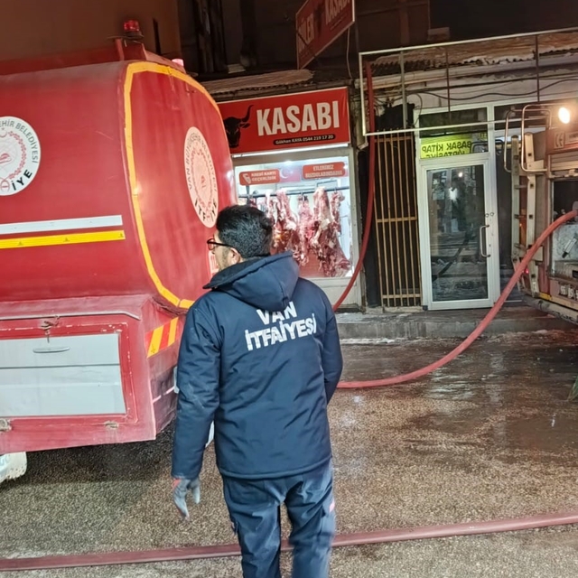 Van'da korkutan yangın: 5 iş yeri zarar gördü