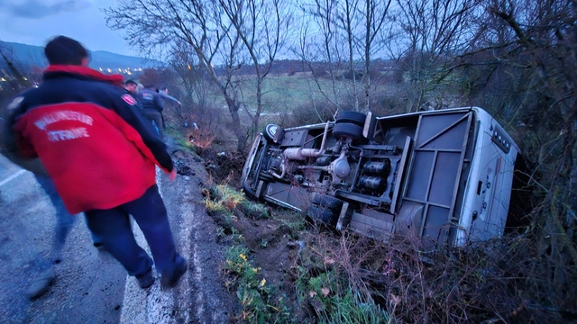 Balıkesir'de servis aracı şarampole uçtu: 14 yaralı