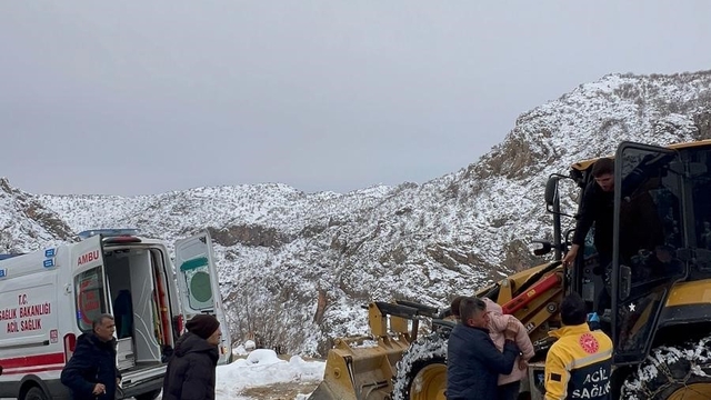 Batman'da kapalı yol açıldı, 14 yaşındaki Gülsüm sağlık ekiplerine ulaştırıldı