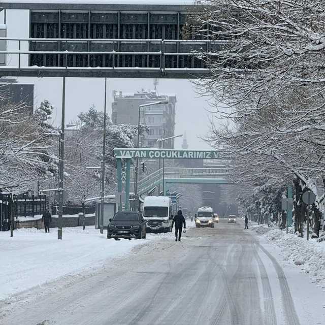 Diyarbakır'da kar yağışı etkisini sürdürüyor, uçak seferleri iptal edildi