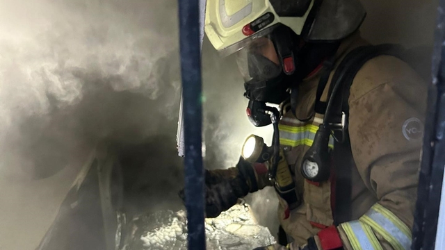 İskenderun'da yangında dumandan etkilenen vatandaşı itfaiye kurtardı