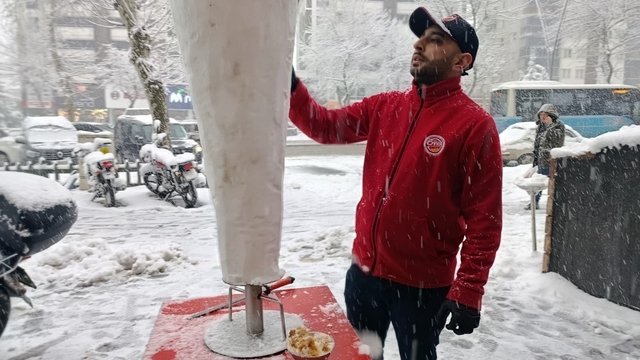 Beyaza bürünen Kahramanmaraş'ta 'karsambaç' vazgeçilmez tatlı oldu