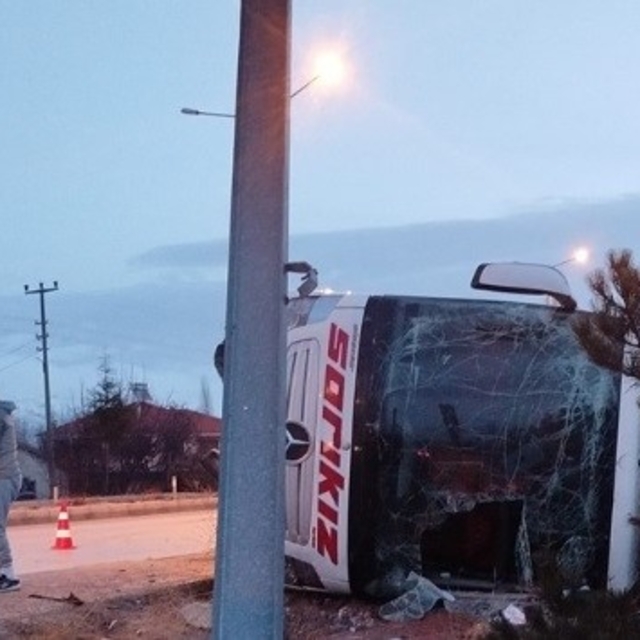 Burdur'da yolcu otobüsü devrildi: 12 yaralı