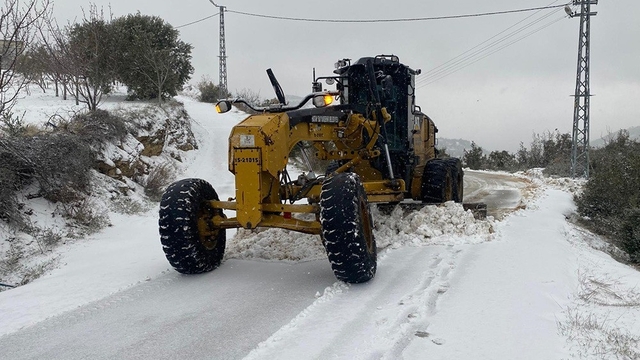 Hatay'da karla mücadele aralıksız sürdürüyor