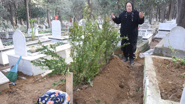 Depremden bu yana kayıp olan kız kardeşinin mezarını, kimsesizler mezarlığında buldu
Ayten Tuncer, "6 Şubat depreminde kaybolan kız kardeşimin en azından bir mezarı oldu"