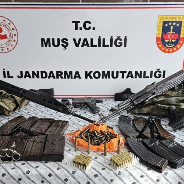 Malazgirt'te çok sayıda silah ve mühimmat ele geçirildi