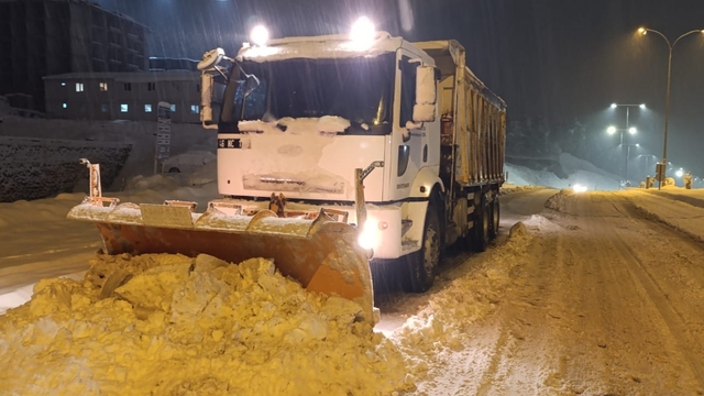 Kahramanmaraş'ta belediye ekiplerinin kar mesaisi