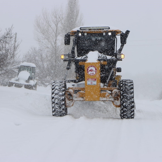 Elazığ'da kar yağışı etkili oldu: 553 köy yolu kapandı