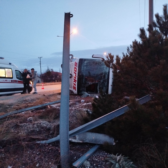 Burdur'da yolcu otobüsü devrildi: 12 yaralı
