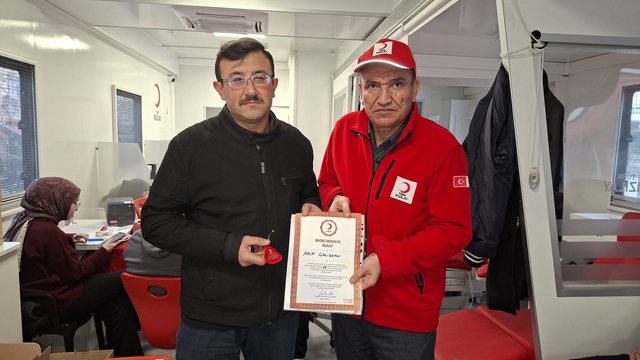Hisarcık'ta 15 ünite kan bağışlayan vatandaşa bronz madalya
