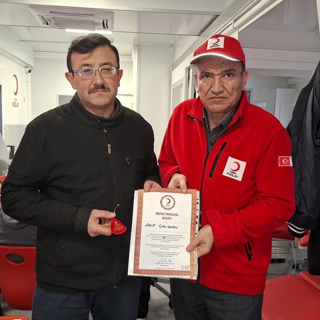 Hisarcık'ta 15 ünite kan bağışlayan vatandaşa bronz madalya