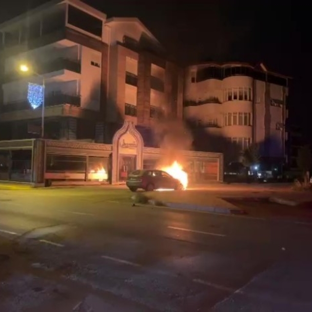 Arızalanan otomobil itilerek çalıştırılmak istenince yandı