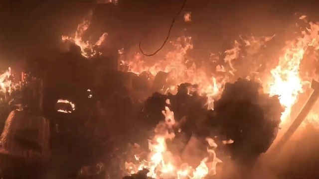 İş yerindeki yangın itfaiye erinin kask kamerasına yansıdı