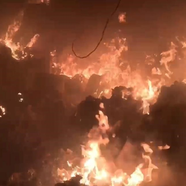 İş yerindeki yangın itfaiye erinin kask kamerasına yansıdı