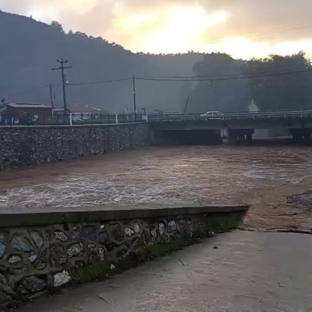 Şiddetli sağanak yağış sebebiyle Gökçe'de dere yatağında sel meydana geldi
