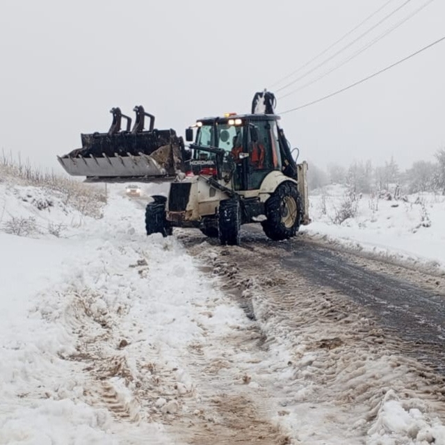Mersin Büyükşehir Belediyesi ekipleri karla mücadeleye başladı