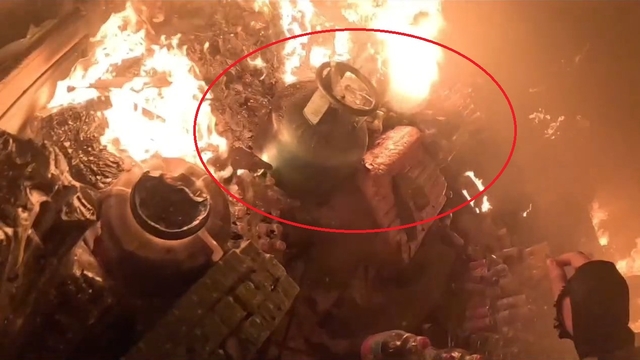 İtfaiye eri, alevlerin arasındaki tüpü çıkardı; o anlar kamerada