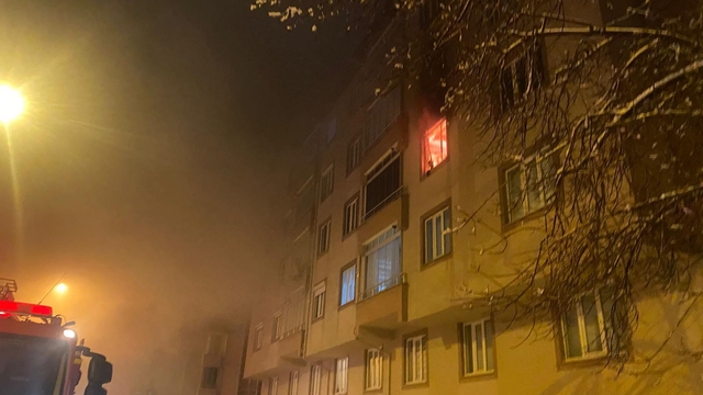 Evde çıkan yangında 6 kişi dumandan etkilendi