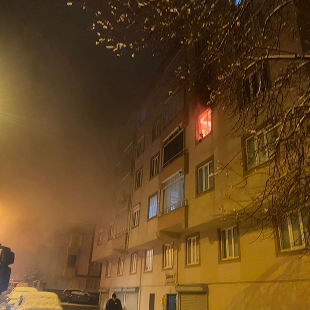 Evde çıkan yangında 6 kişi dumandan etkilendi