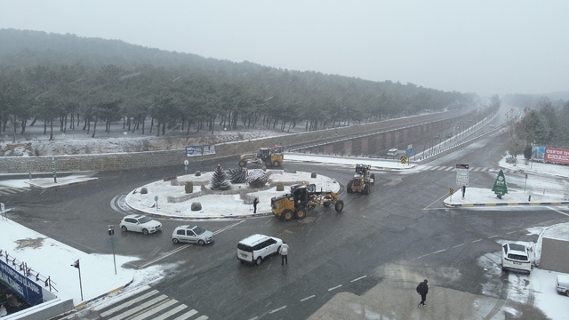 Gaziantep'te karla mücadele çalışmaları aralıksız devam ediyor
Teknik kadro sahada, karla mücadele çalışmaları yerinde koordine ediliyor