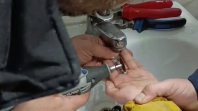 Parmağını metal paraya sıkıştırdı, itfaiye ekiplerince kurtarıldı