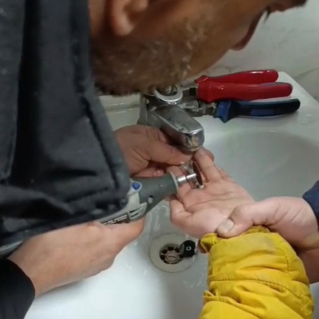 Parmağını metal paraya sıkıştırdı, itfaiye ekiplerince kurtarıldı