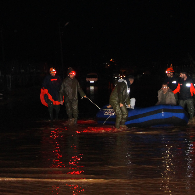 Antalya'da tarım alanlarını su bastı; mahsur kalanlar, iş makinesi ve botla...