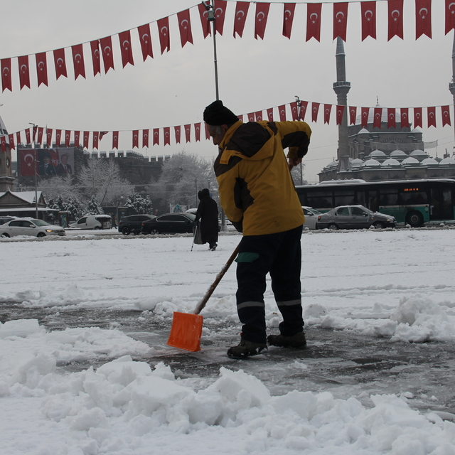 Kayseri'de kar etkili oluyor
