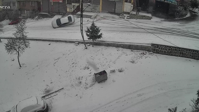 Gaziantep'te karlı yolda feci kaza: Kayan araç kaldırıma çarparak devrildi
O anlar saniye saniye kamerada