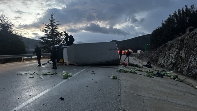 Isparta'da kamyonetin devrildiği kazada 3 kişi yaralandı