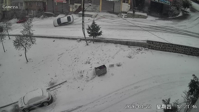 Otomobilin duvara çarpıp devrildiği kaza kamerada