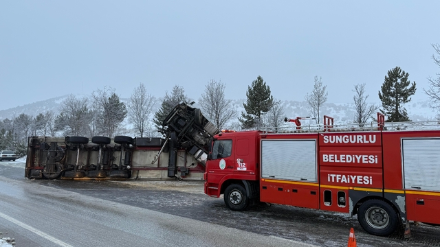 Buzlanan yolda kayan tır devrildi: 1 yaralı