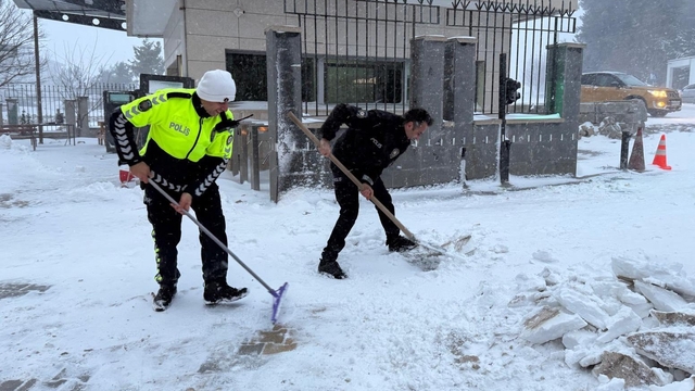 Osmaniye'de polisler kürek aldı, vatandaşın yolunu açtı