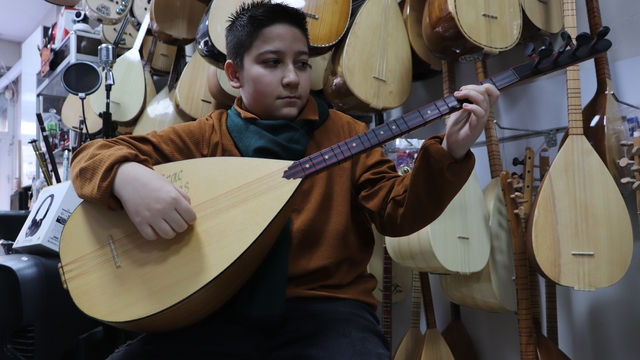 Anne hayal etti, oğlu gerçeğe dönüştürdü
Annesinin yarım kalan hayalini bağlamasıyla tamamladı
Genç yetenekler kültürel mirasa sahip çıkıyor
Hayali bağlamaydı, gururu oğlu oldu
Yaşayan Kültürel Miras Elçisi Ulutaş: "Bağlama gençlere özgüven kazandırıyor"