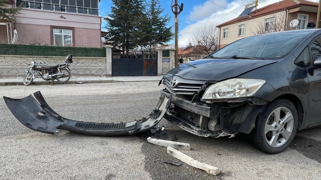 Karaman'da otomobille çarpışan motosiklet sürücüsünün çenesi kırıldı