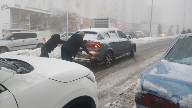 Yozgat'ta kar yağışı ve sis sürücülere zor anlar yaşattı