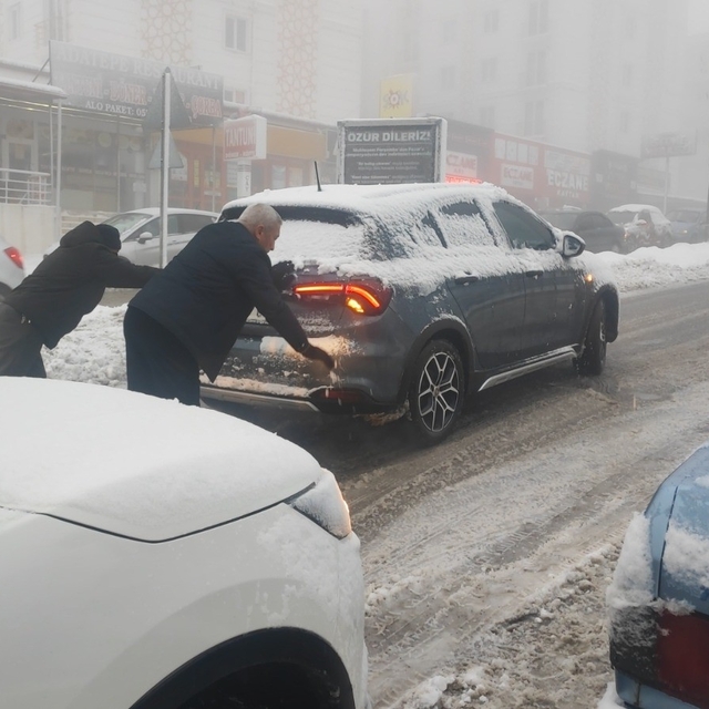 Yozgat'ta kar yağışı ve sis sürücülere zor anlar yaşattı
