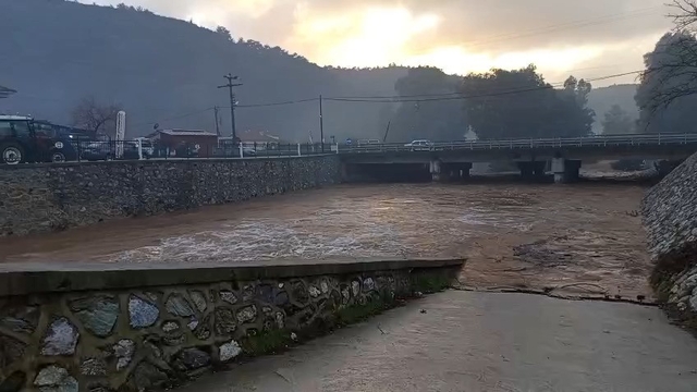 Şiddetli sağanak yağış sebebiyle Gökçe'de dere yatağında sel meydana geldi