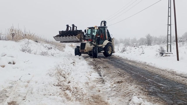 Mersin Büyükşehir Belediyesi ekipleri karla mücadeleye başladı