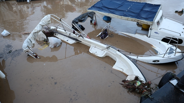 Sağanak yağış tekneleri batırdı