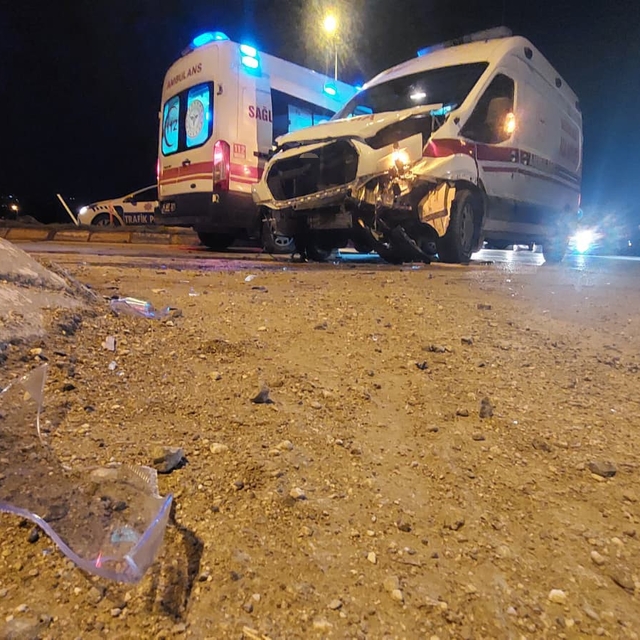Hasta taşıyan ambulans ile otomobil çarpıştı: 1 yaralı