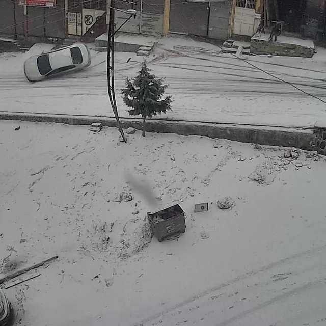 Gaziantep'te karlı yolda feci kaza: Kayan araç kaldırıma çarparak devrildi...