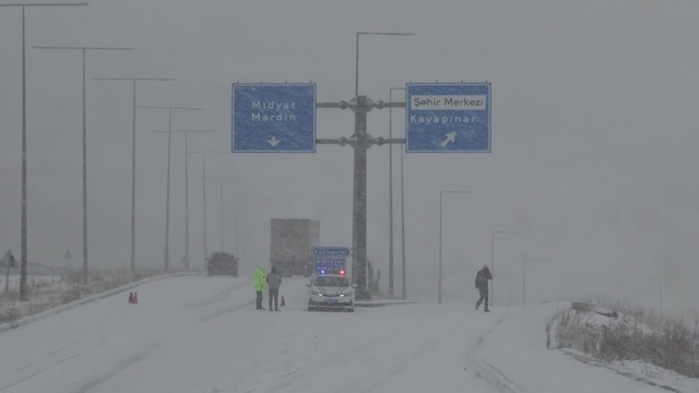 Batman'da kar teyakkuzu: Ayrancı Geçidi'nde "zincir" denetimi, köy yollarında kurtarma operasyonu