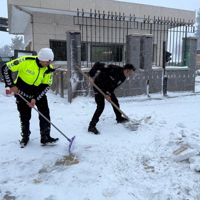 Osmaniye'de polisler kürek aldı, vatandaşın yolunu açtı